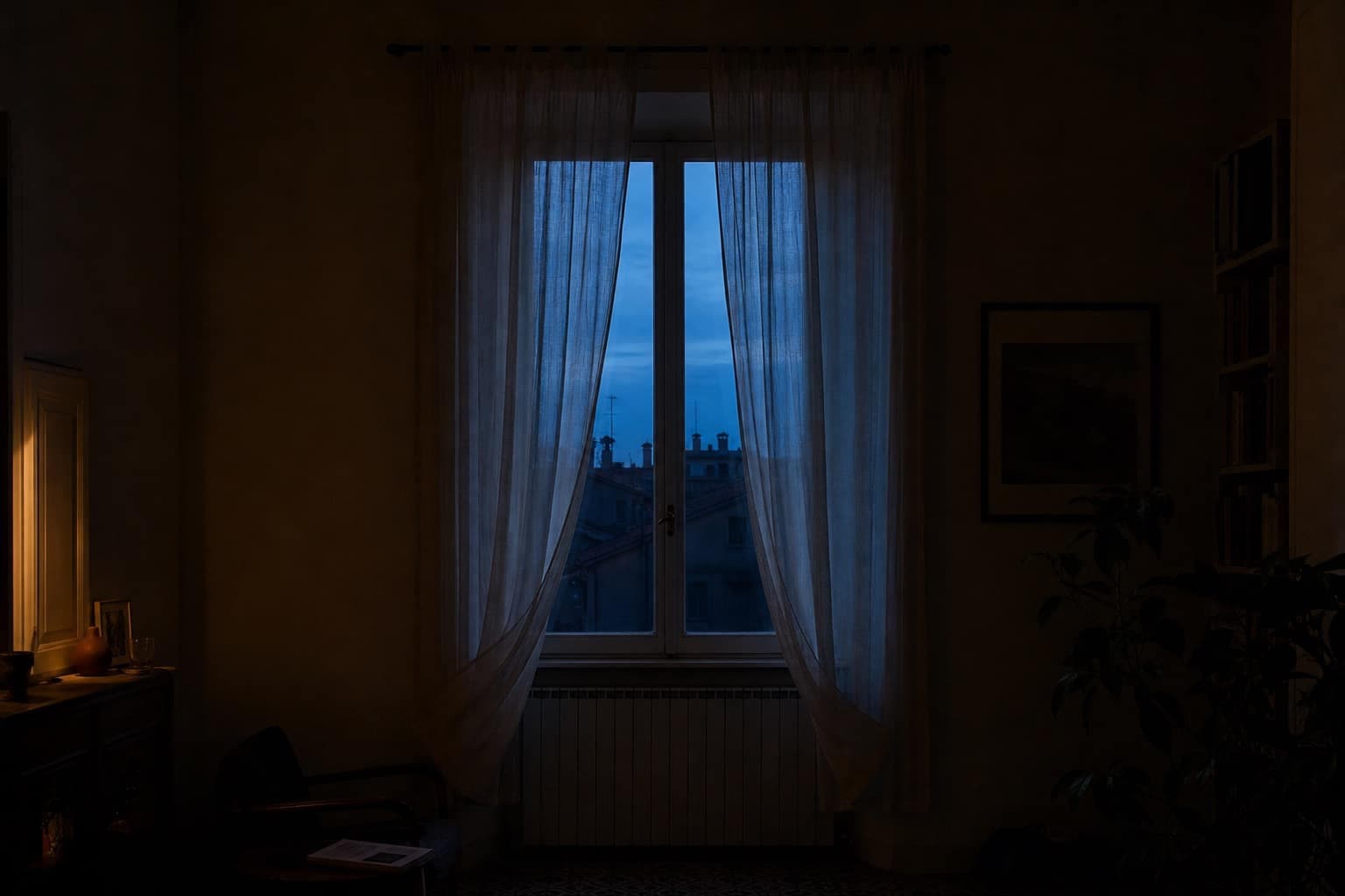 Finestra con tende leggere attraversate dalla luce della sera