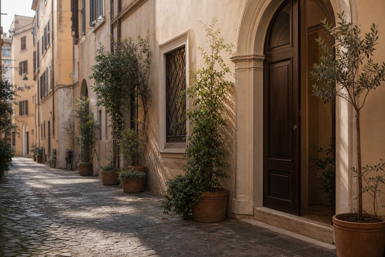 Strada tranquilla di Roma vicino a uno studio professionale