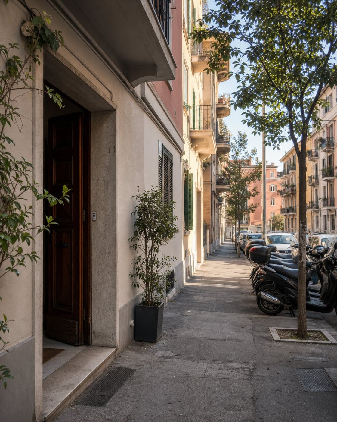 Una strada del Pigneto, a Roma, in una giornata luminosa