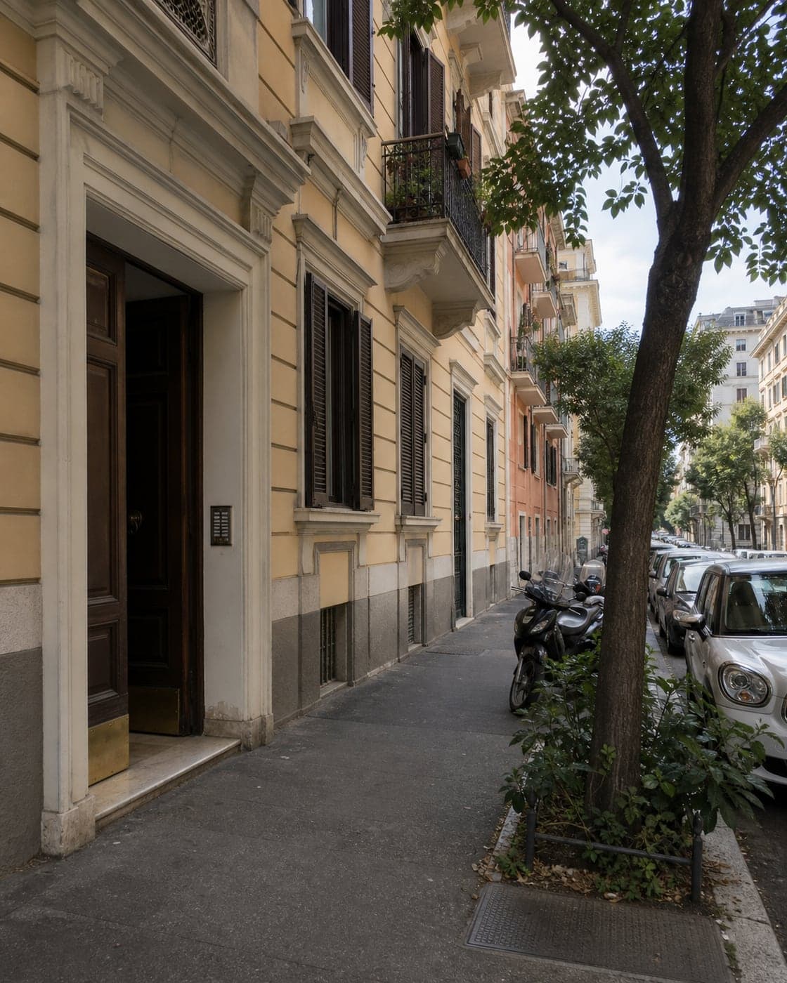 Una via residenziale vicino a San Giovanni, a Roma, nella luce del giorno